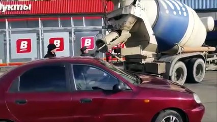 Pour se venger de sa femme, il coule du béton dans sa voiture