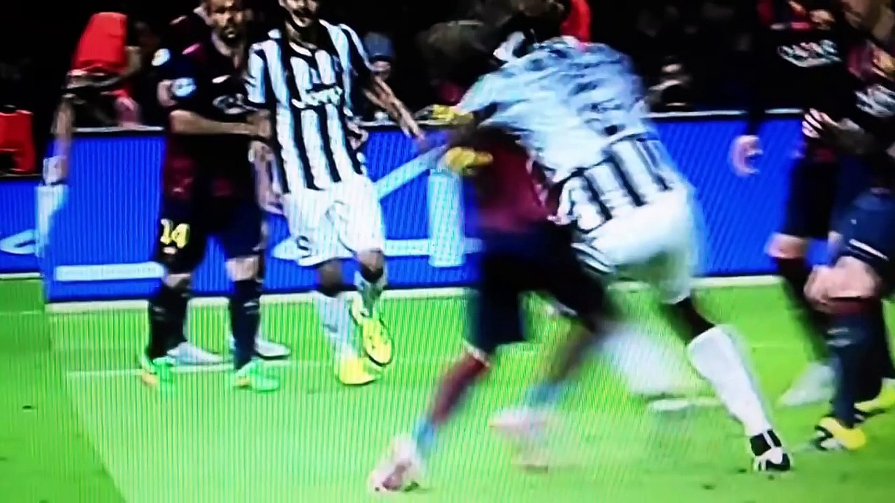 Claro penalty de Alves contra Pogba. Final Cham...