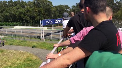 Une Ferrari 488 fait un tout droit sur le circuit d' Estoril au Portugal.