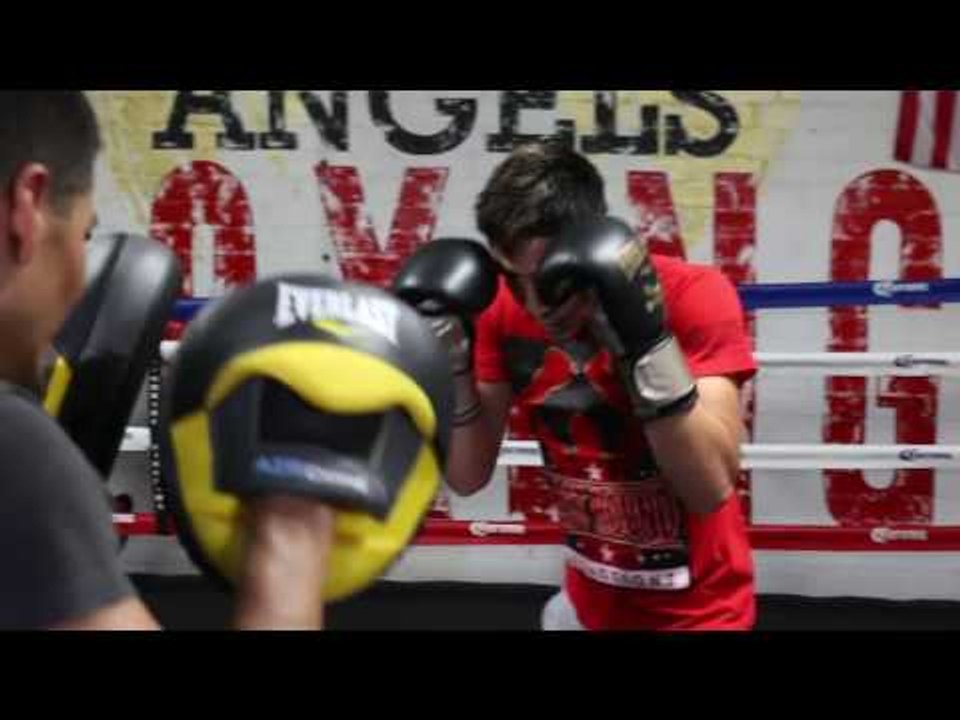 Leo Santa Cruz shows power & speed on the mitts weeks ahead of Frampton fight
