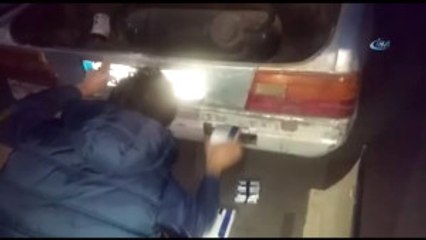 Otomobilin Kapısından Kaçak Sigara, Vitesi Kutusundan Silah Çıktı