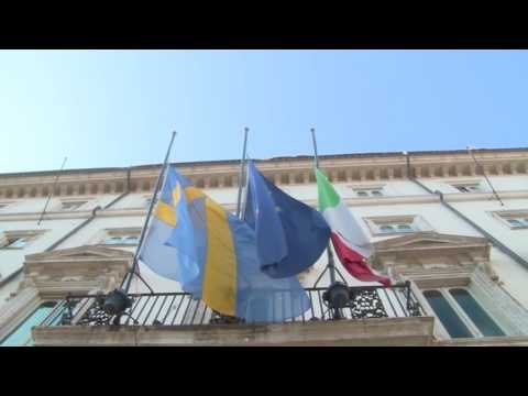 Roma - Attentato a Stoccolma, bandiere a mezz'asta a Palazzo Chigi (08.04.17)