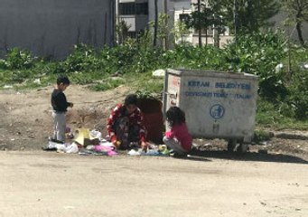 Edirne'de, Çöpten Bulduklarıyla Sevinen Çocuklar Yürek Sızlattı