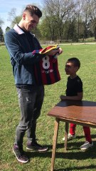 Thomas meunier dédicace un maillot du Barça