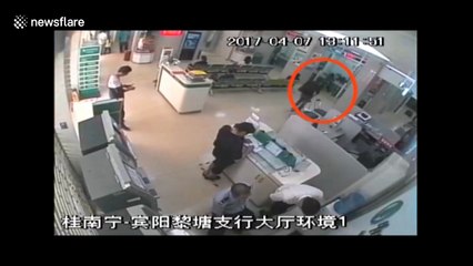 Brave bank worker offers himself as a hostage to save customer during robbery