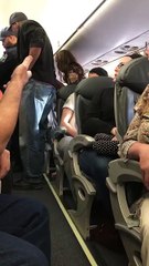 Un passager trainé de force hors d'un avion United