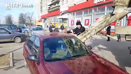 E la për një tjetër, shikoni se si i hakmerret burri