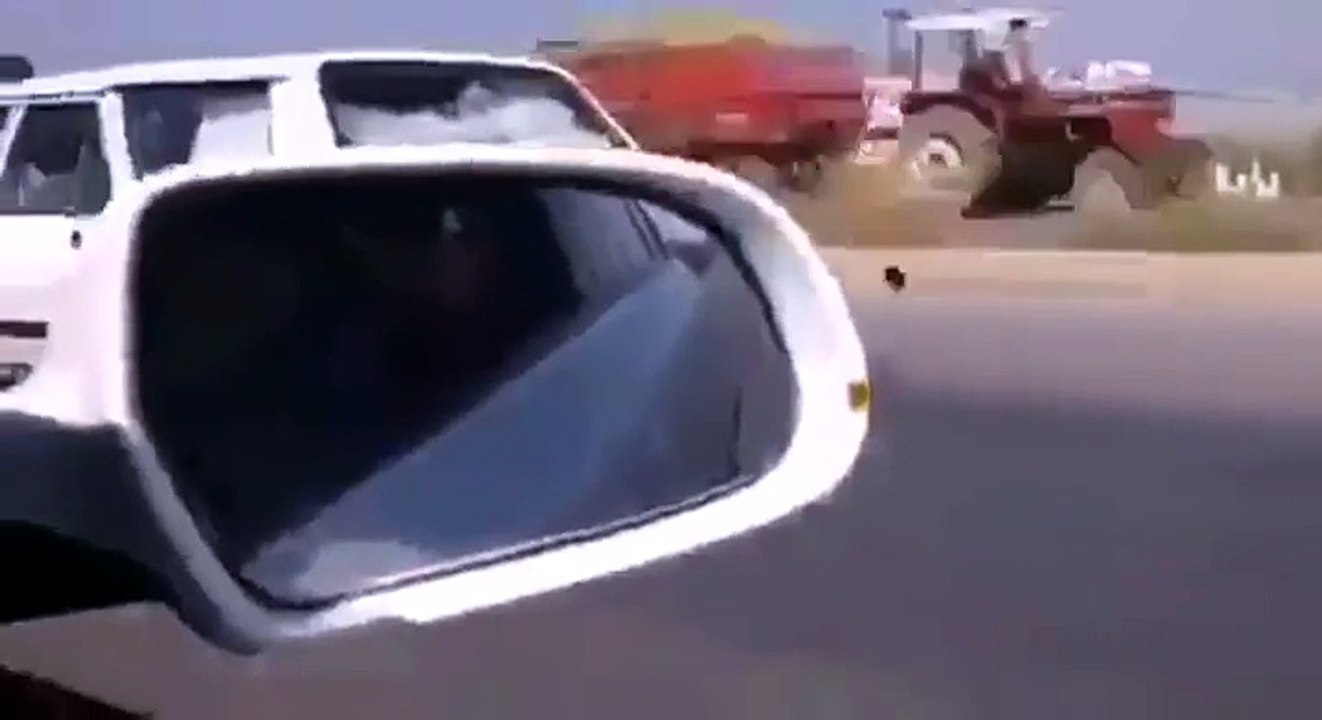 Il répare une voiture à pleine vitesse !