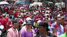 Chavistas se movilizan en apoyo a Maduro, acosado por protestas