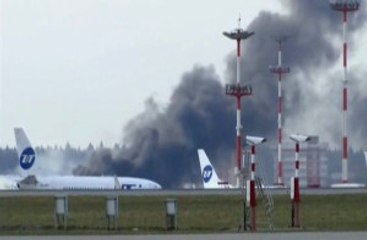 Moskova'da Havalimanında Dumanlar Yükseliyor