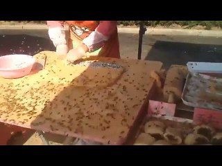Un vendeur ambulant entouré d'abeilles !