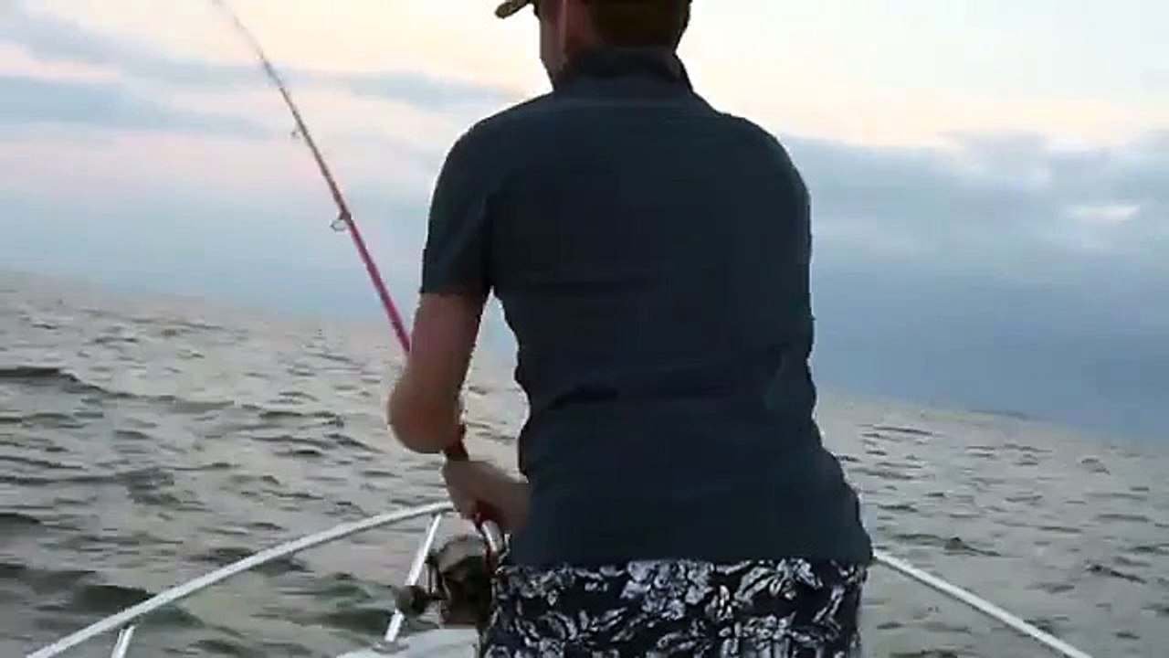 Un homme pêche un poisson dans le ventre d'un autre !