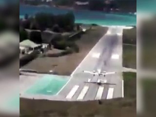 Un avion loupe son atterrissage !