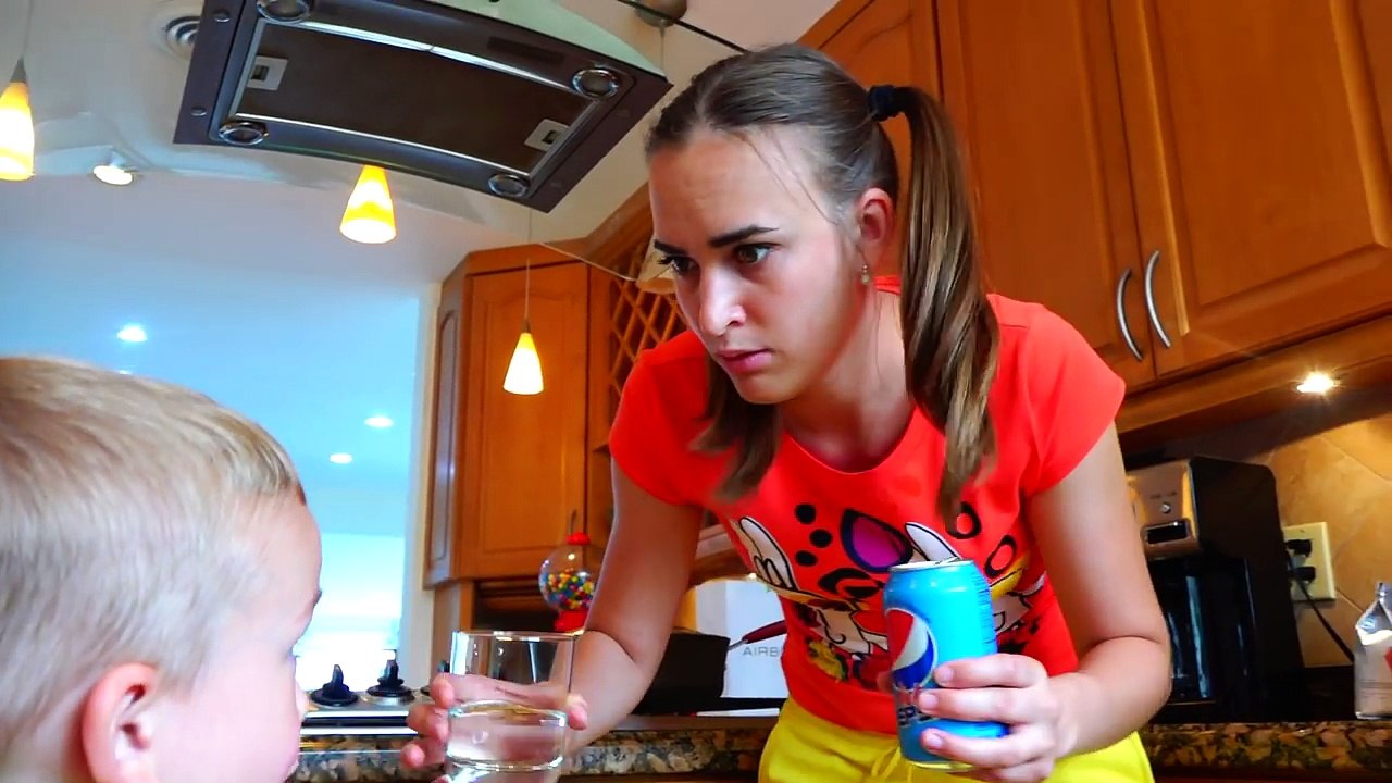 Bad Baby РАЗДАВИЛИ ПЕПСИ! FREAKY MOMMY CRUSHES PEPSI