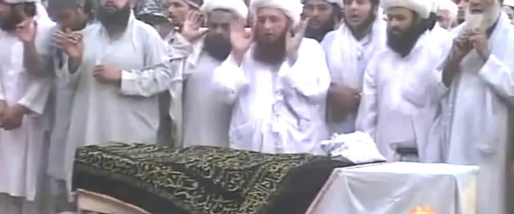 پشاور میں ایک شخص دفنانے سے پہلے زندہ ہوگیا۔ حیران کن ویڈیوں ضرور دیکھیں۔۔۔