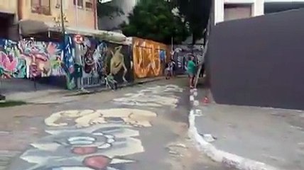 Morador da Vila Madalena pinta de cinza muro do Beco do Batman