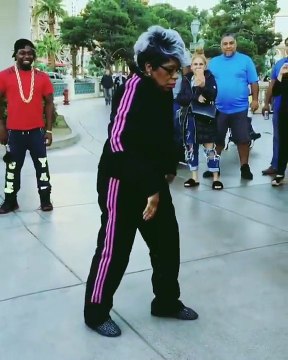 Señora de 72 años demuestra a un grupo de bailarines que ella aun tiene todas las herramientas en el baile