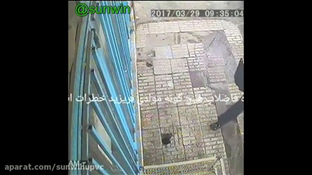 Il jette sa cigarette dans un trou d'égout et crée une explosion !