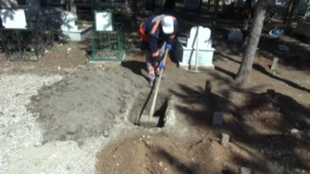 Çöpte Bulunan Bebeğin Mezar Taşına 'Kimsesiz' Yazıldı