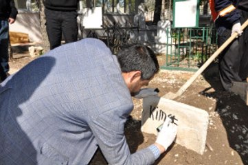 Çöpte Bulunan Bebeğin Mezar Taşına 'Kimsesiz' Yazıldı