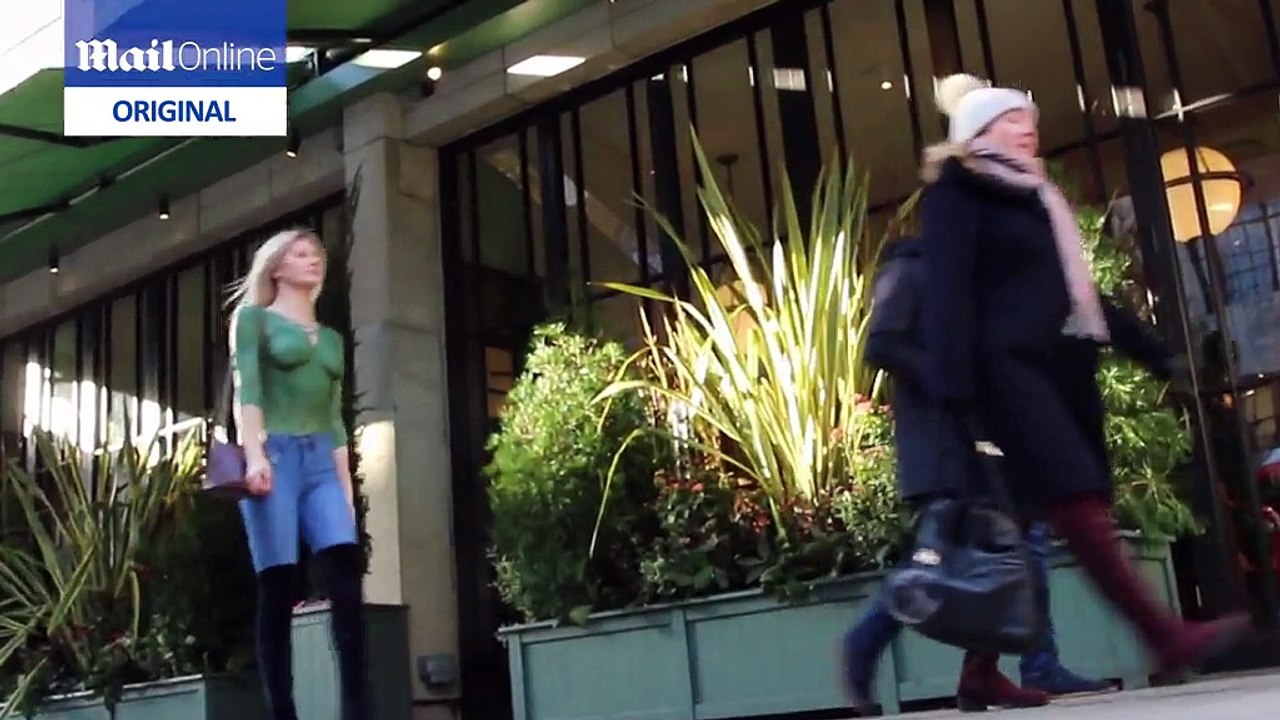 CETTE FEMME SE PROMÈNE LES SEINS À L'AIR EN PLEINE RUE, MAIS LES PASSANTS VONT-ILS REMARQUER!?