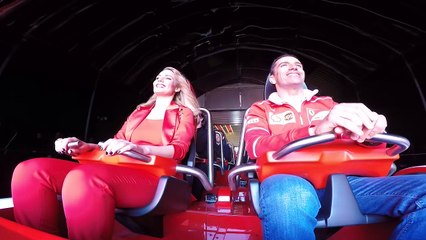 Edurne, la star espagnole, dans l'attraction vertigineuse de Ferrari Land