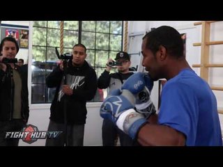 Shane Mosley getting back to basics w/Roberto Duran on heavy bag- Full bag workout