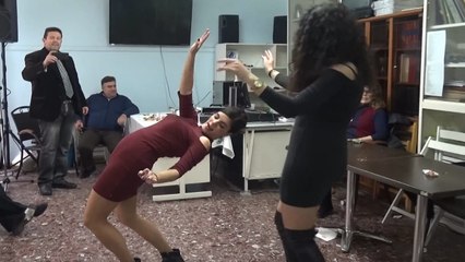 Müzik kursunda kıvıran kızlar