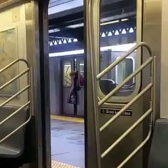 Une femme se coince la tête dans les portes du métro, personne ne lui vient en aide
