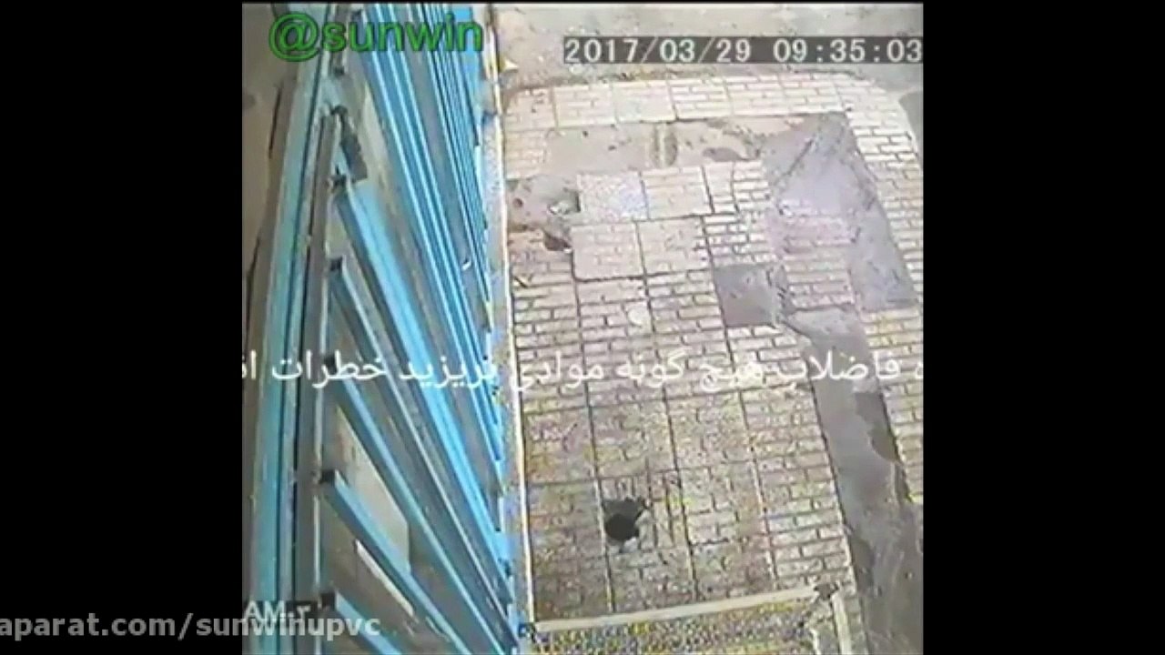 Il jette son mégot de clope dans un trou sur le trottoirs et regardez ce qu'il se passe... BOOOOOM