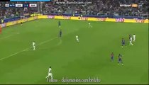 Sami Khedira's Shot goes narrowly over the crossbar after coming very close - Juventus 2-0 Barcelona 11.04.2017