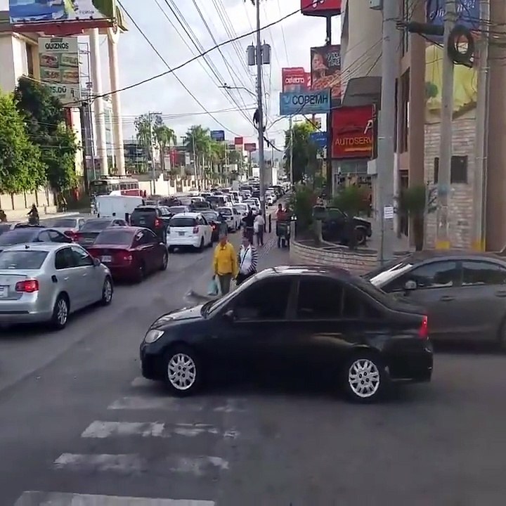 Yaya Geçidini İşgal Eden Sürücüye Gençler Tepkisini Bakın Nasıl Gösterdi!