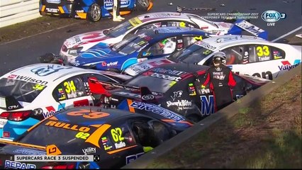 Enorme accident entre 12 voitures de courses en Australie