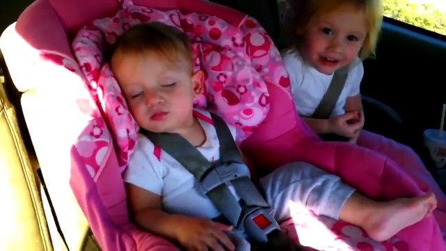 Quand ce bébé en plein dodo entend sa chanson préférée à la radio. Trop chou !