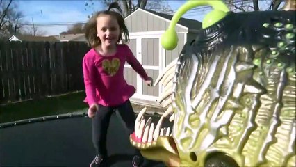 Скачать видео: Angler Fish Attacks Girl Walking Her Dog 'Toy Fr