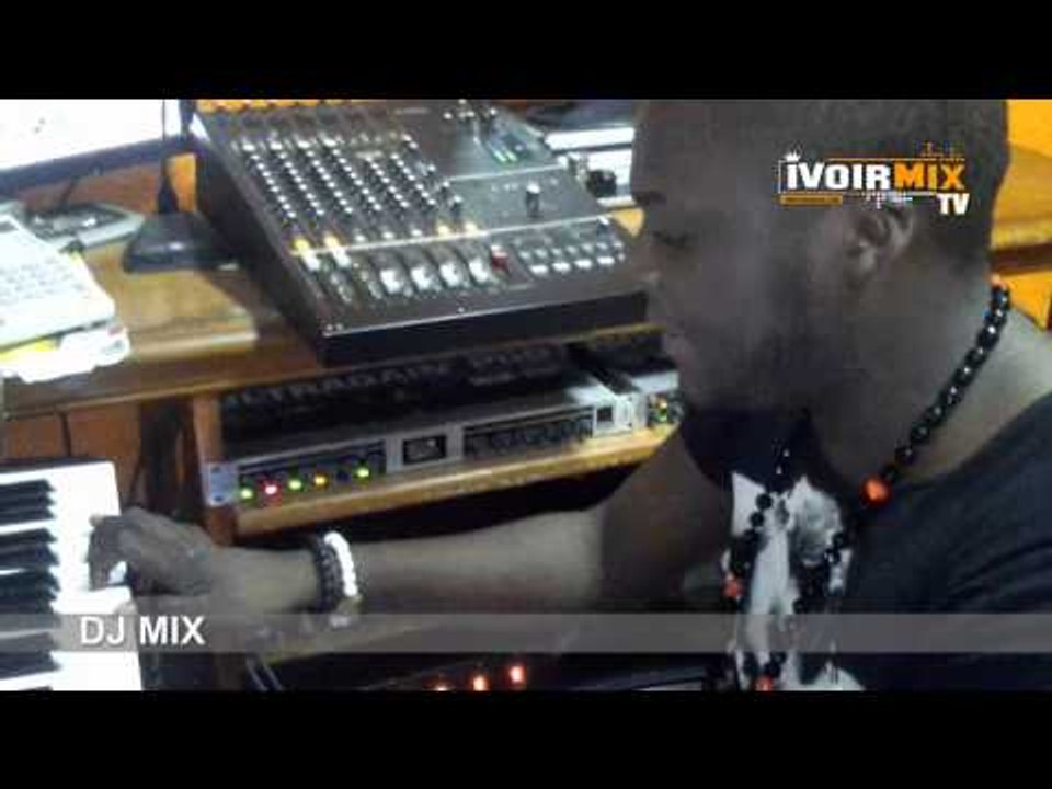 FREESTYLE - DJ MIX  CHANTE ET JOUE AU CLAVIER