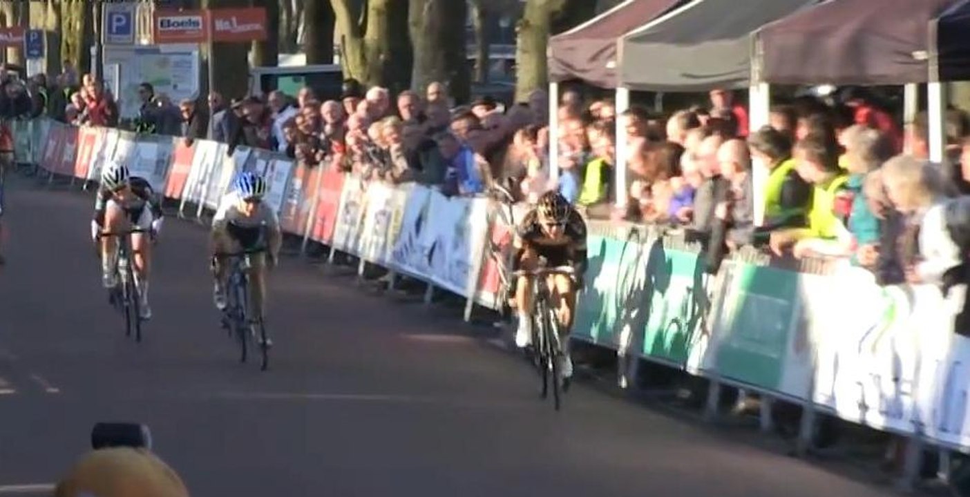 Spectator knocks out cyclist right before the finish line