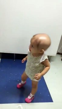 Emouvant, ce docteur joue du Ukulele pour cet enfant malade du cancer