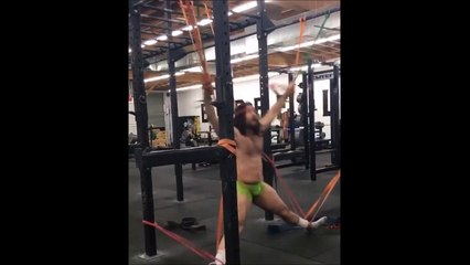 Faire de la muscu avec des élastiques : un peu la honte quand meme