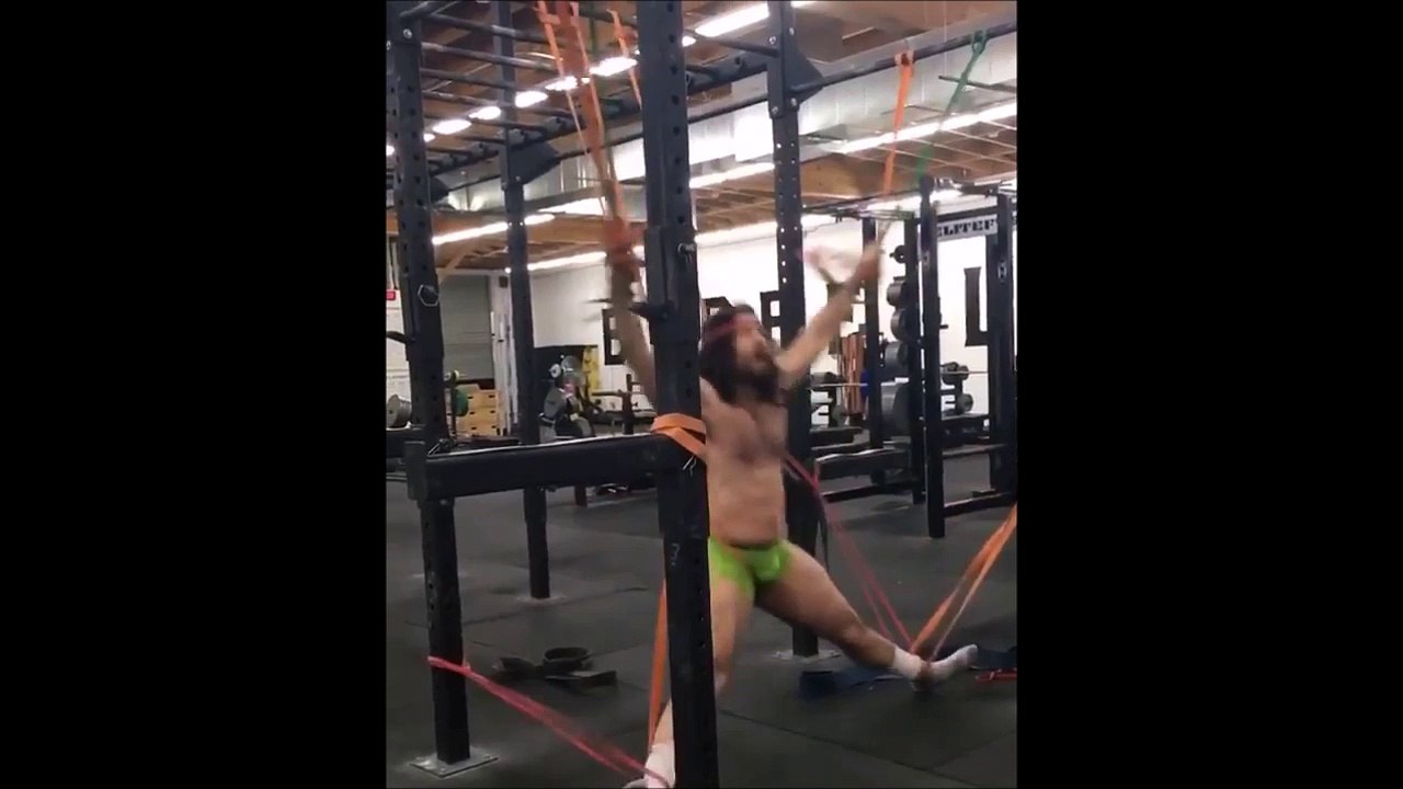 Faire de la muscu avec des élastiques : un peu la honte quand meme