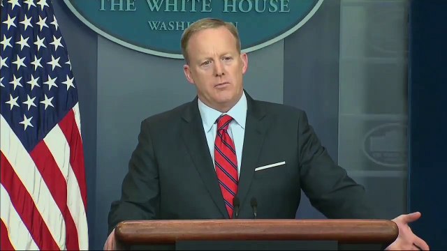 Le porte-parole de la Maison-Blanche affirme en direct que Hitler ne gazait pas sa population