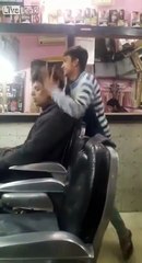 Ce barbier est dingue