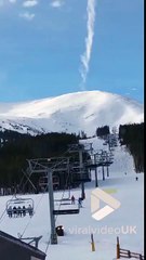 Une tornade de neige se forme au sommet de la montagne... Incroyable