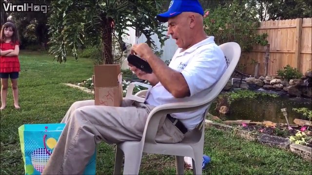 La réaction de ce papa qui voit en couleur pour la première fois est magique