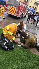 Vatrogasac učinio sve kako bi spasio nemoćnog psa iz kuće u plamenu