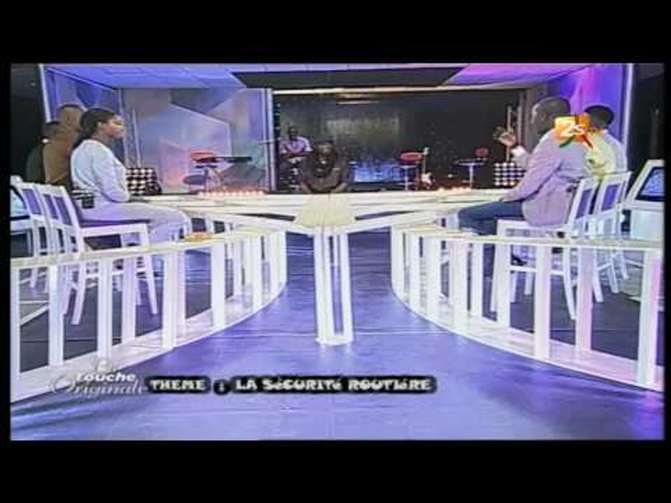 L'indiscipline des chauffeurs au Sénégal : la voiture qui roule à sens interdit sur l'autoroute