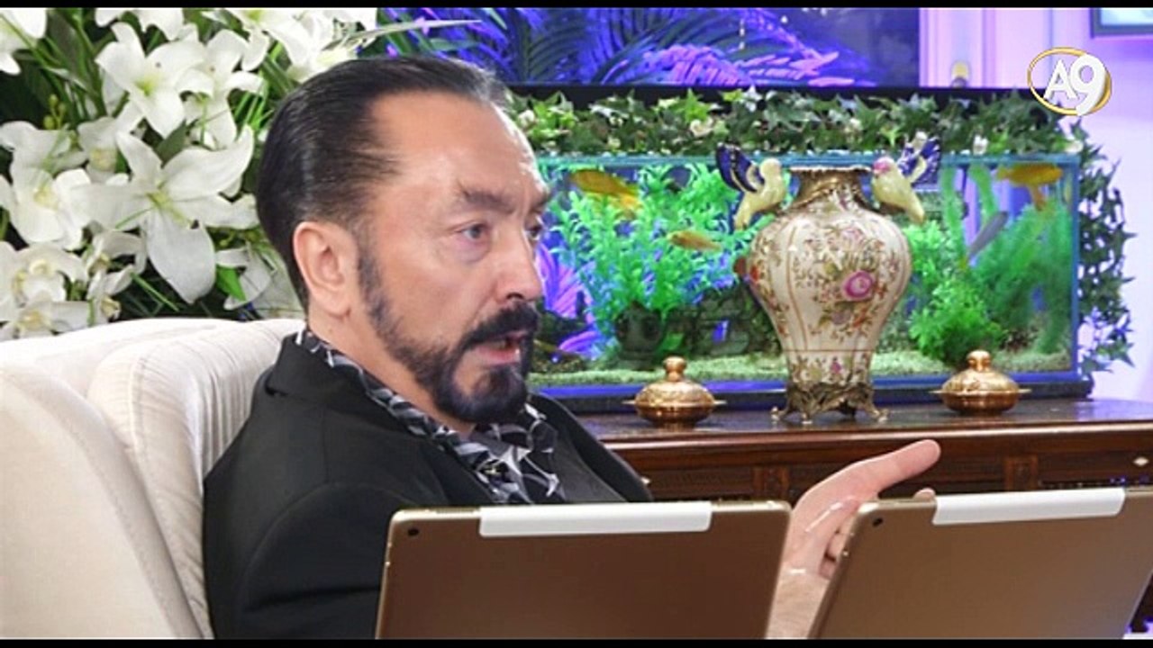 Münafık İslam'a, Kuran'a uygun olmayan işler yapar ama sözleriyle insanları aldatmaya çalışır.