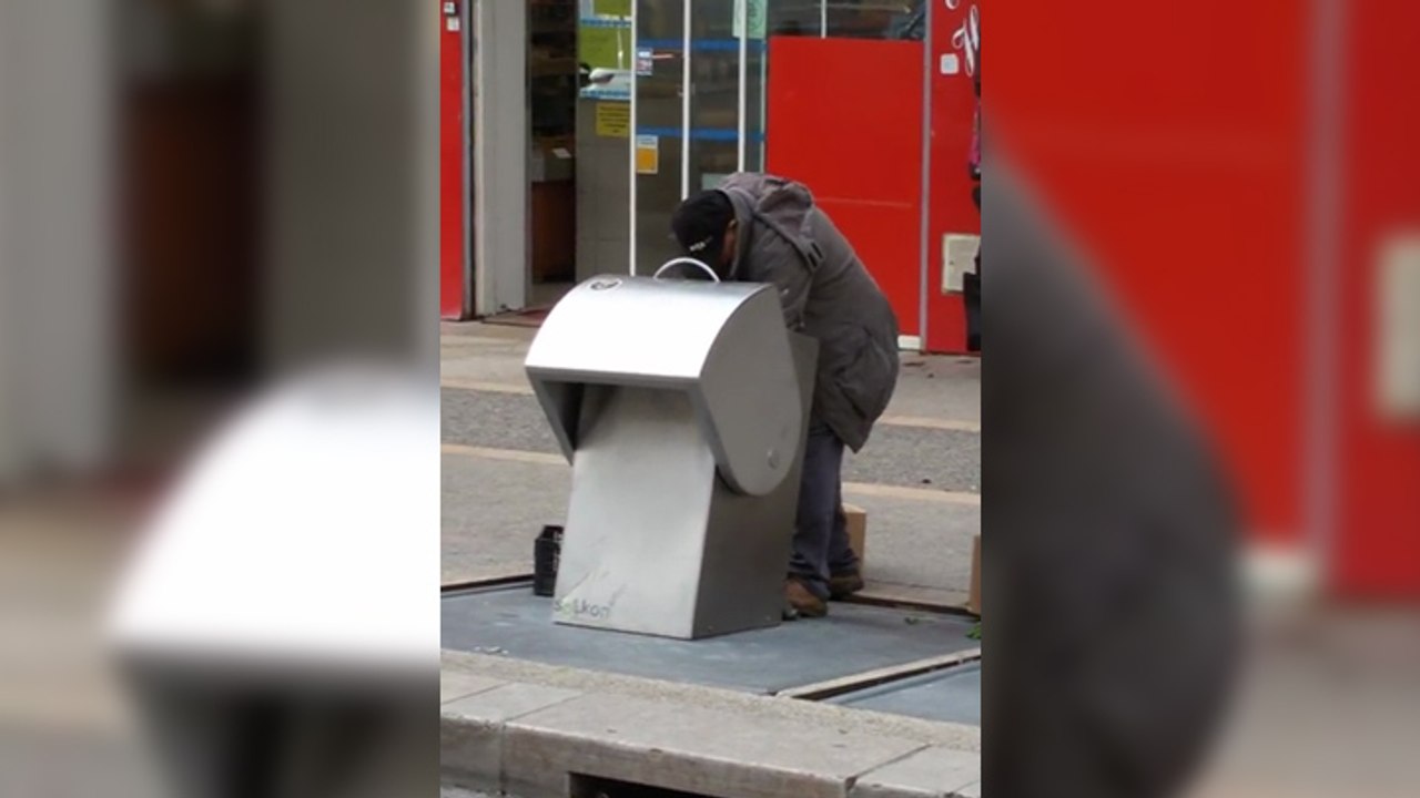 Un vendeur récupère sa marchandise dans la poubelle