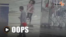 Snatch thief runs straight into police station