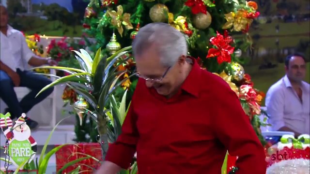 Paulinho Gogó diz que irá parar com piadas sobre gays | A Praça É Nossa (22/12/16)